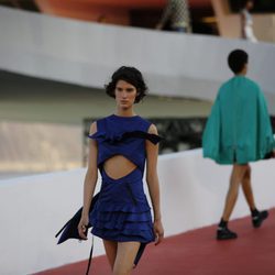 Modelos con un vestido geométrico en caída con volantes de  Louis Vuitton en el desfile Crucero 2017