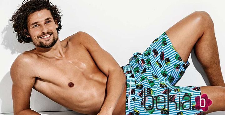 Wouter Peelen con un bañador estampado para la nueva colección Summer de Calzedonia 2016