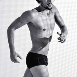 Wouter Peelen con un bañador corto  en blanco y negro para la nueva colección Summer de Calzedonia 2016