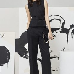 Modelo posando con un conjunto top y pantalón ancho en negro para la nueva colección Pre Fall 2016 de Uterqüe