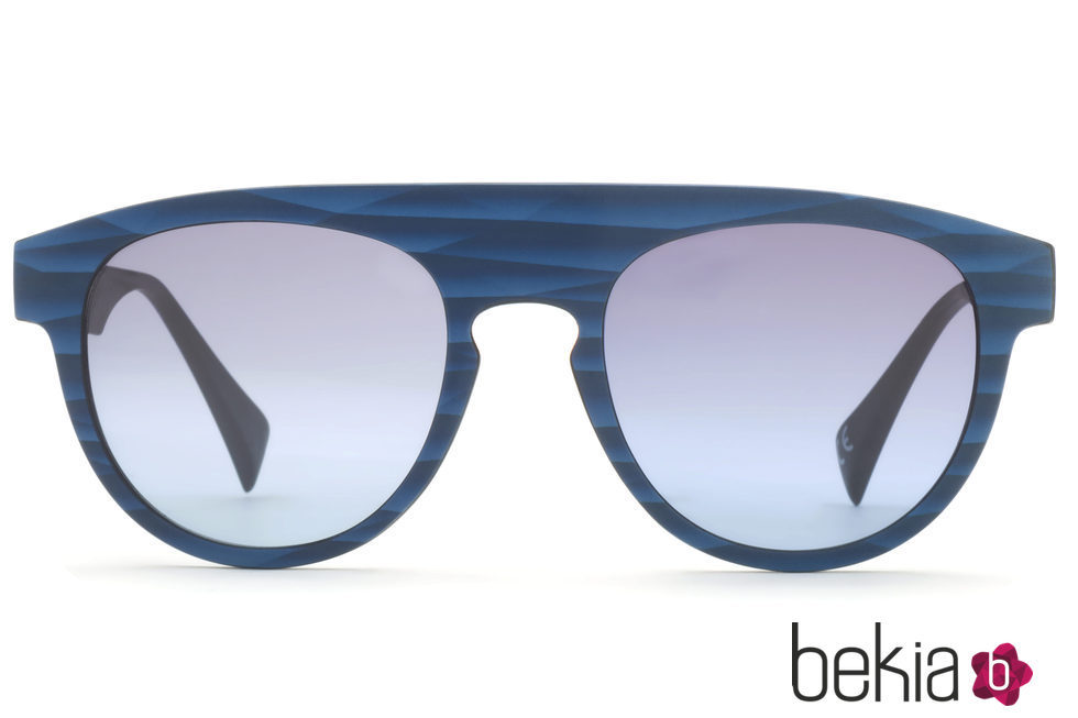 Gafas de sol rayada en escala de azul para la nueva colección de Eye Blue Summer de Italia 2016 Independent