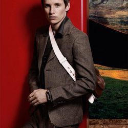 Eddie Redmayne se transforma en imagen de la nueva colección masculina de Otoño/Invierno 2016/2017 de Prada