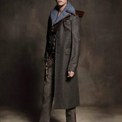 Eddie Redmayne posando para la nueva colección masculina de Otoño/Invierno 2016/2017 de Prada