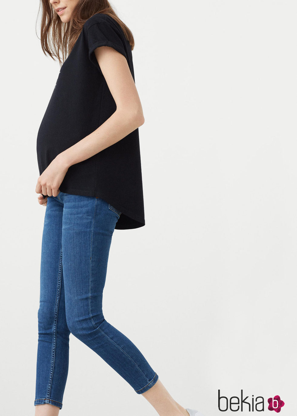 Jeans tiro alto medio denim en negra de la nueva colección Maternity 2016 para Mango