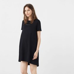 Vestido estampado negro de la nueva colección Maternity 2016 para Mango