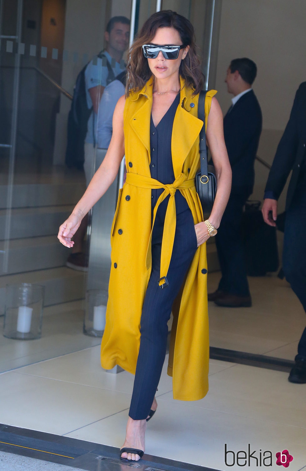 Victoria Beckham con un total look en azul marino y mostaza