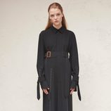 Diseño vestido oscuro para la nueva colección femenina Pre-Spring 2017 de Calvin Klein
