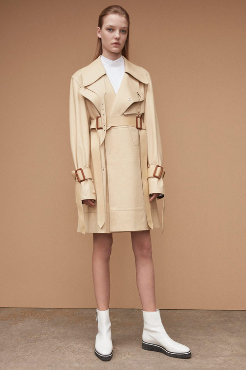 Diseño conjunto marfil para la nueva colección femenina Pre-Spring 2017 de Calvin Klein