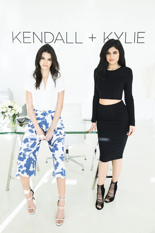 Kendall y Kylie Jenner posando para la inauguración de su firma 'Kendall + Kylie'