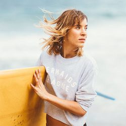 Modelo sexy para la nueva campaña 'The Surf Gang' de Pull and Bear