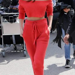 Bella Hadid con un conjunto de top y pantalón en rojo