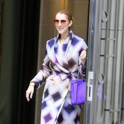 Céline Dion con un abrigo estampado en tonos violetas