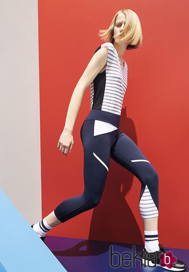 Body largo con estampado a rayas y tonalidad azul de la nueva colección 'The Olympics' de Oysho
