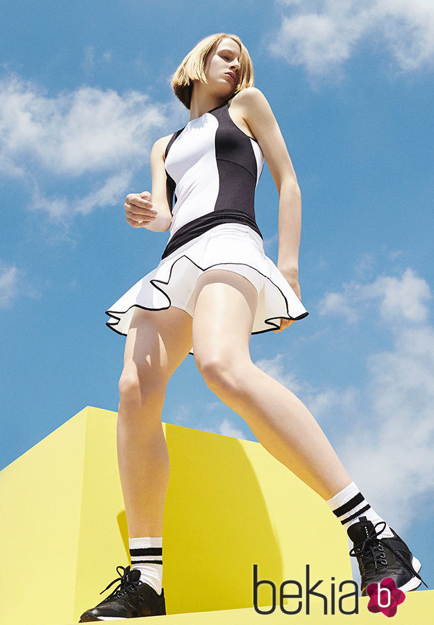 Conjunto de top y falda para tenis en blanco y negro de la nueva colección 'The Olympics' de Oysho