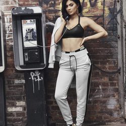 Kylie Jenner con un conjunto deportivo de la nueva colección 'Suede Forever Fresh' de Puma