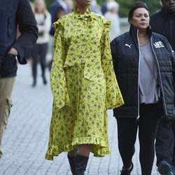 Rihanna con un vestido amarillo print floral