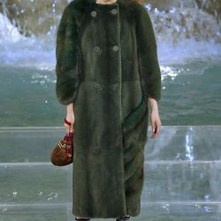 Abrigo verde de la colección 'Legends & Fairy Tales' de Fendi en Roma