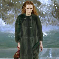 Abrigo verde de la colección 'Legends & Fairy Tales' de Fendi en Roma