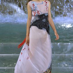 Vestido semitransparente de la colección 'Legends & Fairy Tales' de Fendi en Roma