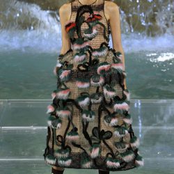 Vestido con plumas verdes de la colección 'Legends & Fairy Tales' de Fendi en Roma