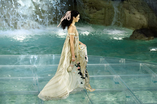 Kendall Jenner desfilando con la colección 'Legends & Fairy Tales' de Fendi en Roma