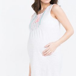Vestido corto en punto en tono blanco de la nueva colección 'Maternity' de verano de Women's Secret