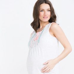 Vestido corto en punto en tono blanco de la nueva colección 'Maternity' de verano de Women's Secret