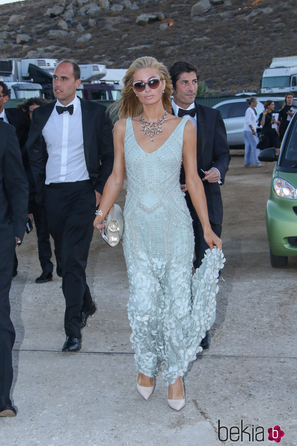 Paris Hilton con un vestido en celeste de cola