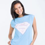 Modelo posando con pijama con insignia de Superman para la nueva colección 'Woder woman' de Women'secret