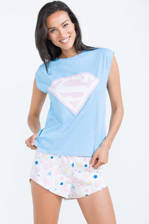 Modelo posando con pijama con insignia de Superman para la nueva colección 'Woder woman' de Women'secret