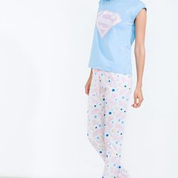 Modelo posando con pijama largo con insignia de Superman para la nueva colección 'Woder woman' de Women'secret