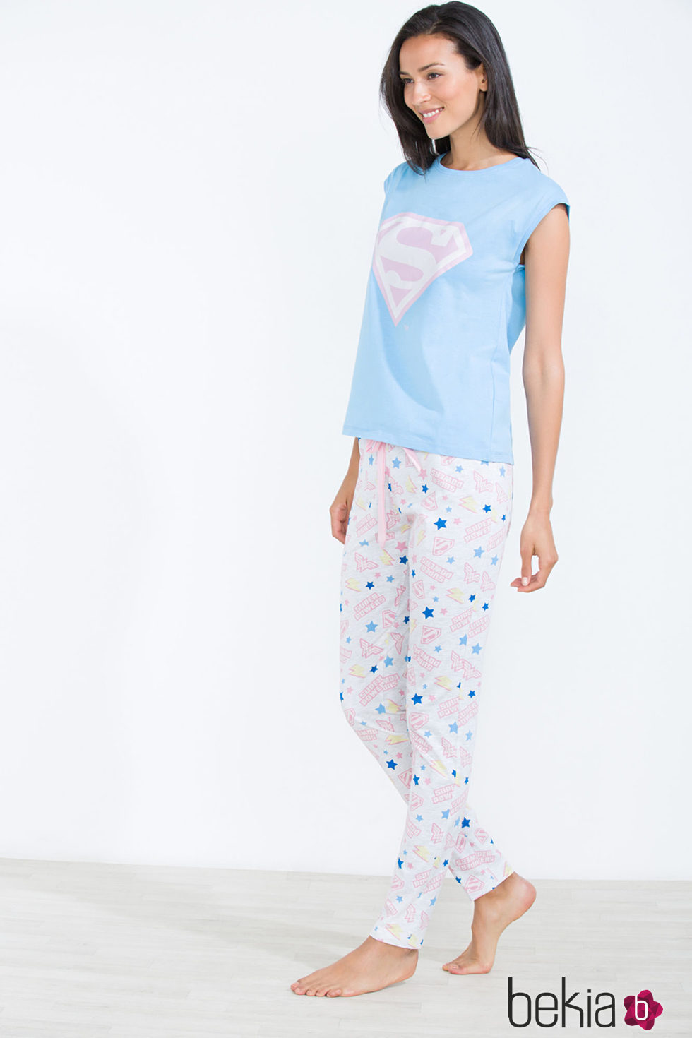 Modelo posando con pijama largo con insignia de Superman para la nueva colección 'Woder woman' de Women'secret