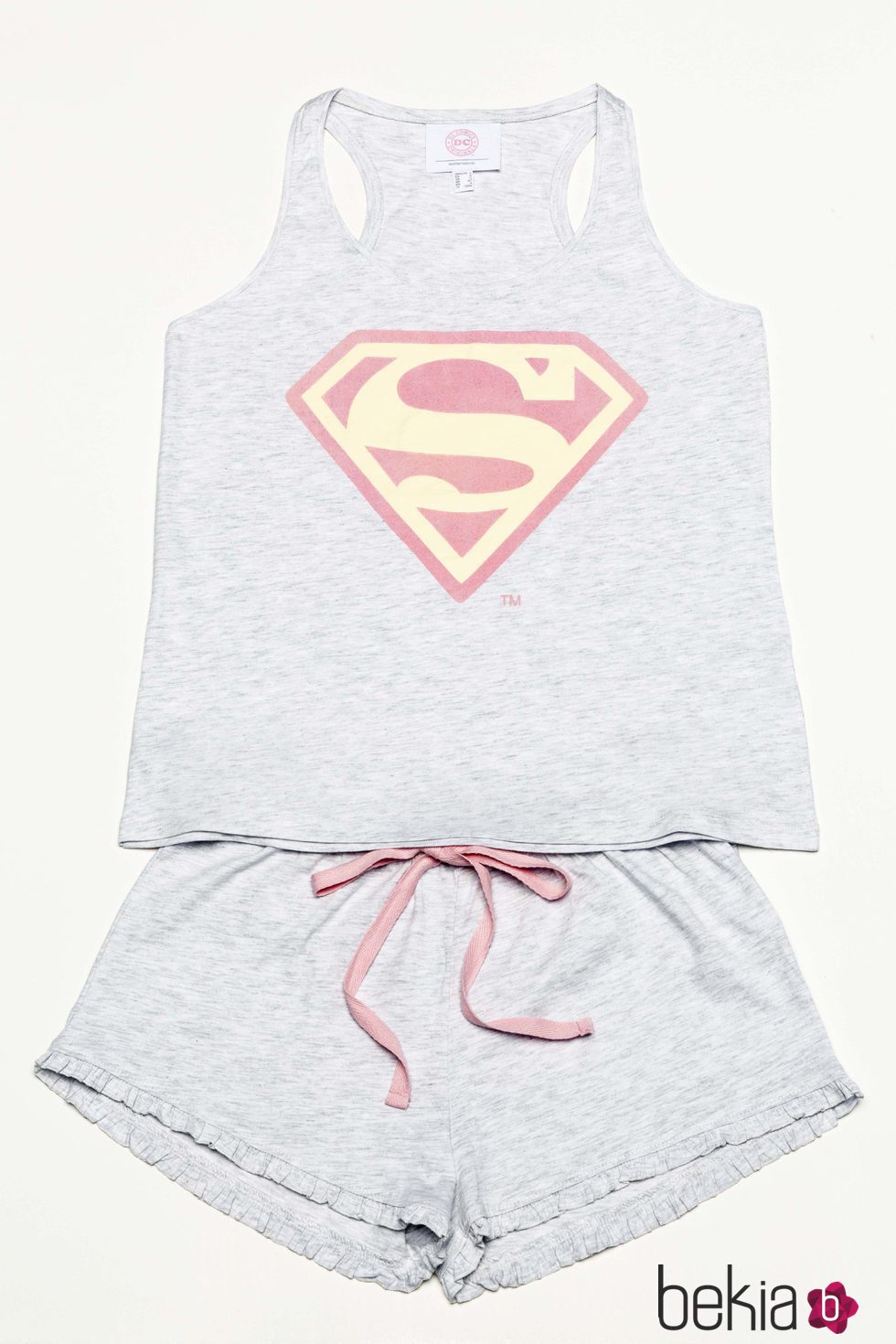 pijama con insignia de 'Superman' en rosa para la nueva colección 'Woder woman' de Women'secret