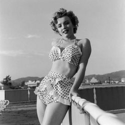 Marilyn Monroe con un bikini con estampado de lunares