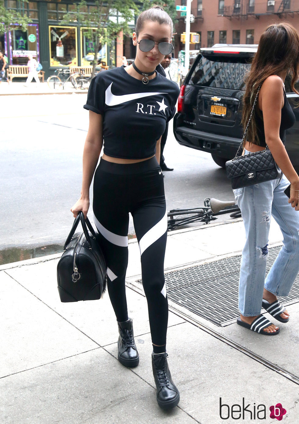 Bella Hadid con un total look sportwear