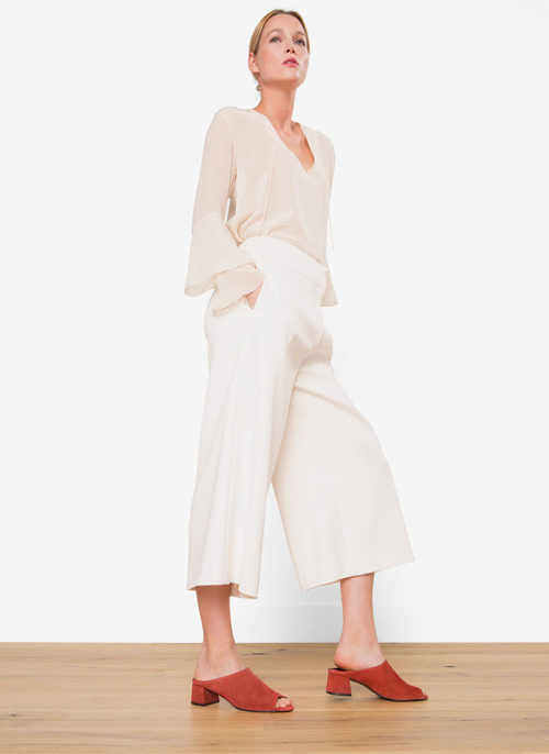 Culotte en blanco y blusa marfil de la nueva colección otoño/invierno 2016 de Uterqüe