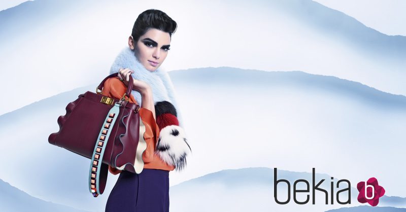 Kendall Jenner con un diseño estampado de la nueva colección otoño/invierno de Fendi