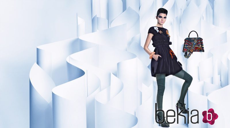 Kendall Jenner con un diseño vestido de terciopelo de la nueva colección otoño/invierno de Fendi