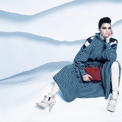 Kendall Jenner con un vestido maxi a rayas turquesa de la nueva colección otoño/invierno de Fendi
