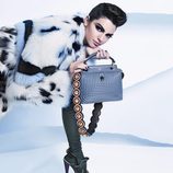 Kendall Jenner con abrigo bisón y clutch en tono metalizado de la nueva colección otoño/invierno de Fendi