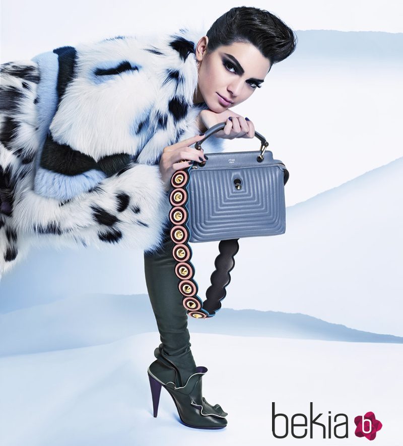 Kendall Jenner con abrigo bisón y clutch en tono metalizado de la nueva colección otoño/invierno de Fendi