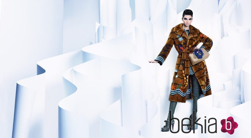 Kendall Jenner con abrigo bisón en tono caramelo  de la nueva colección otoño/invierno de Fendi