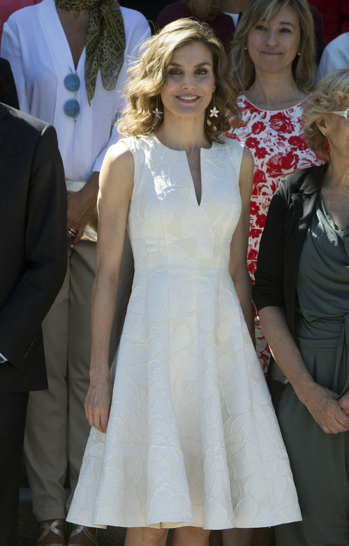 La Reina Letizia con un vestido blanco con bordados