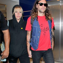 Kesha con un look sport de sudadera con capucha
