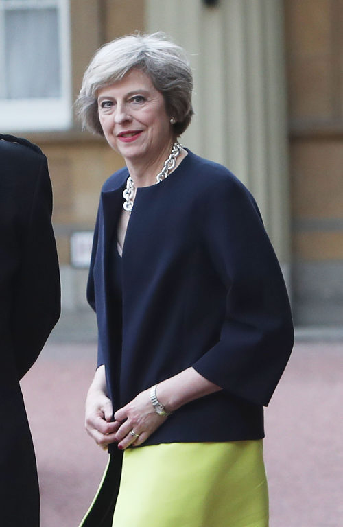 Theresa May con un total look formal con abrigo bicolor