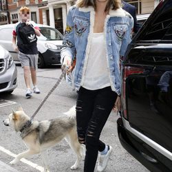 Cara Delevingne paseando a su perro en Londres