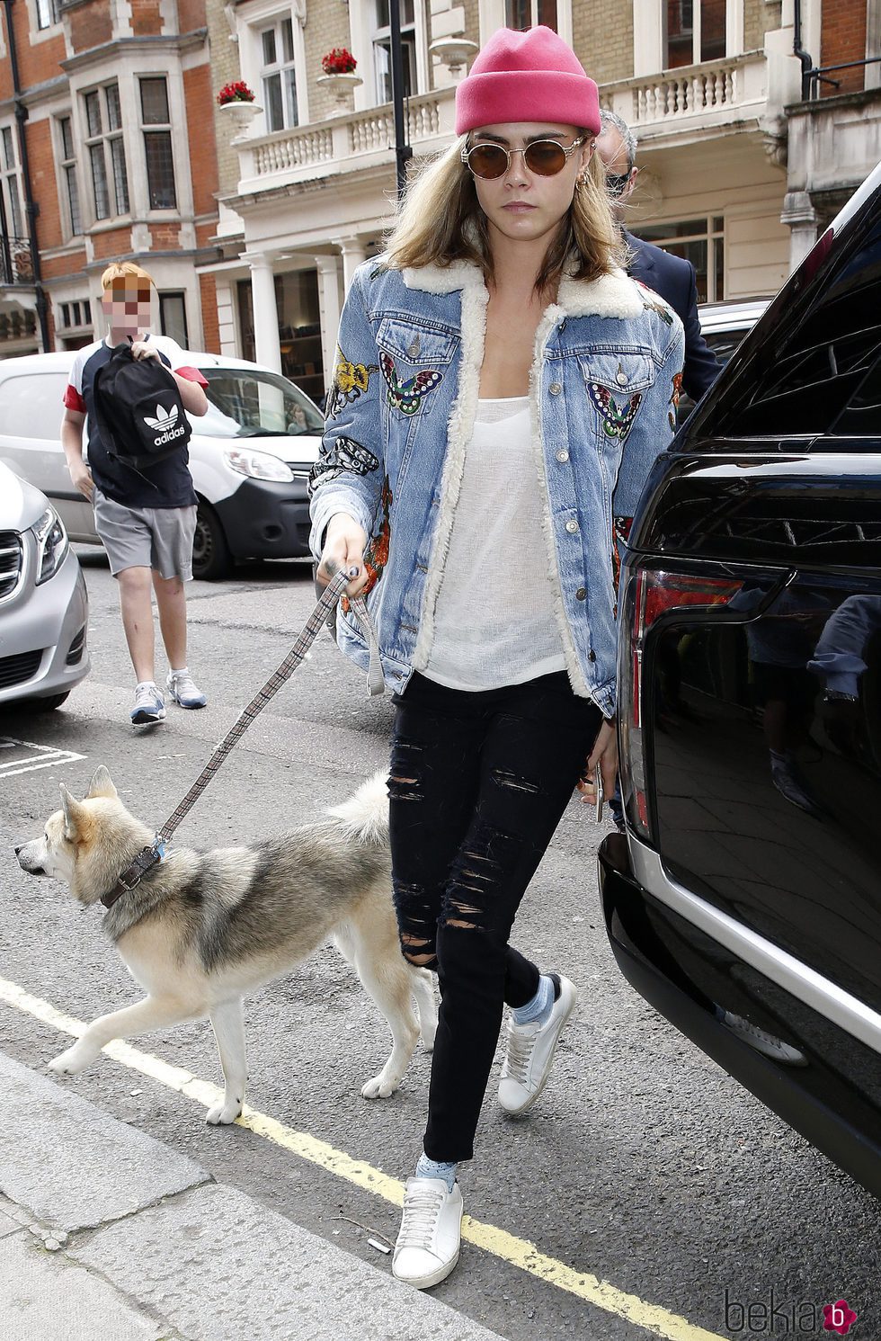 Cara Delevingne paseando a su perro en Londres