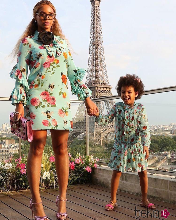 Beyoncé y su hija Blue Ivy con un vestido de Gucci