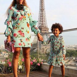 Beyoncé y su hija Blue Ivy con un vestido de Gucci