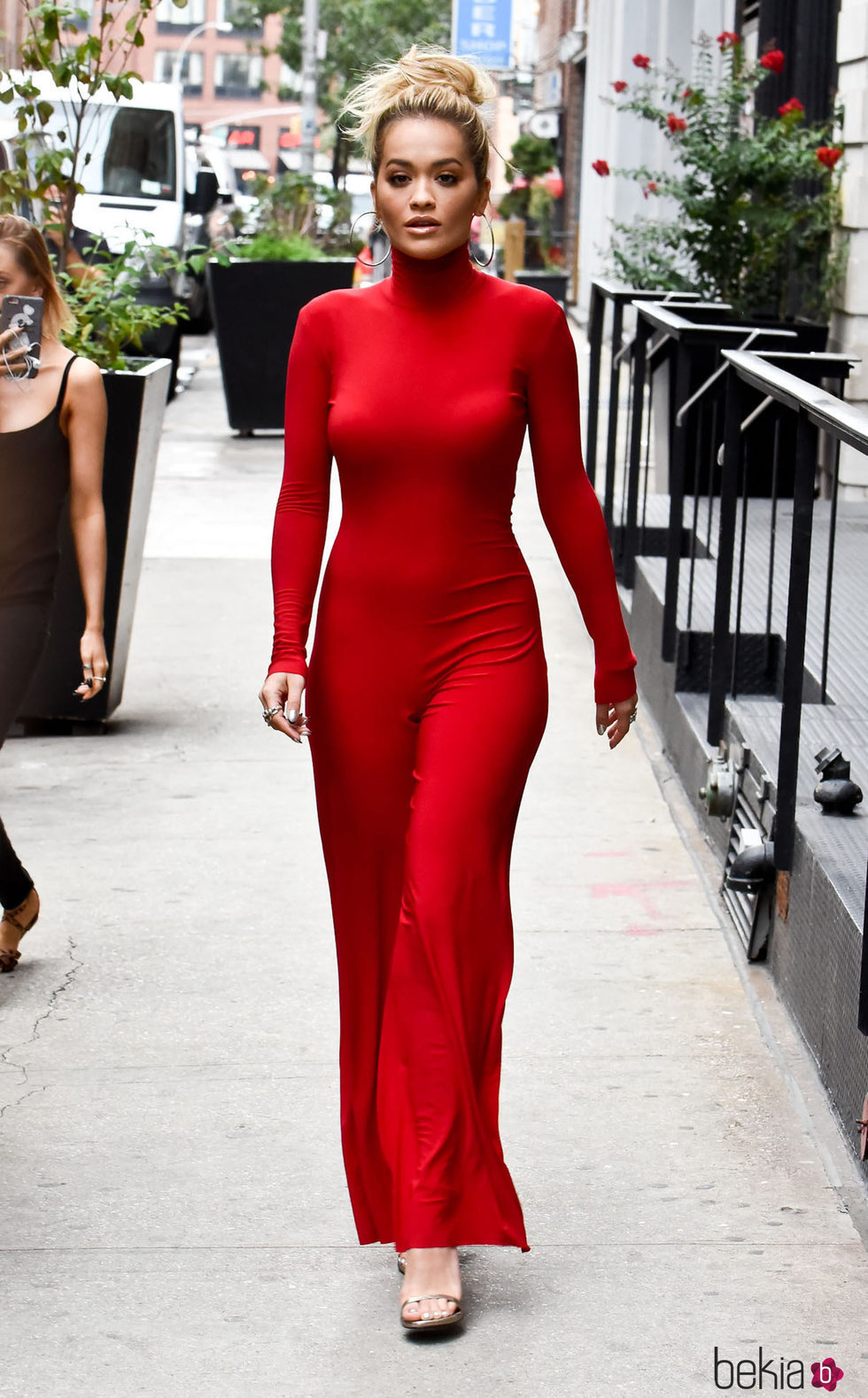 Rita Ora con un total look rojo en Nueva York